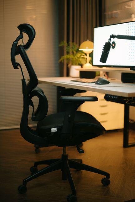 Krzesła do stołu: ergonomia ważniejsza niż komplet