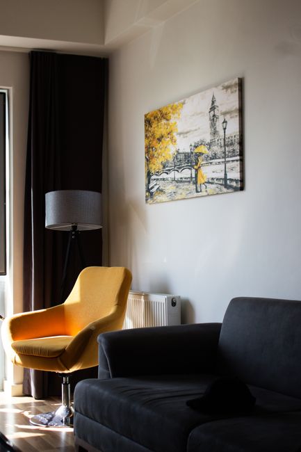 Strefa relaksu w domu: fotel, światło i akustyka