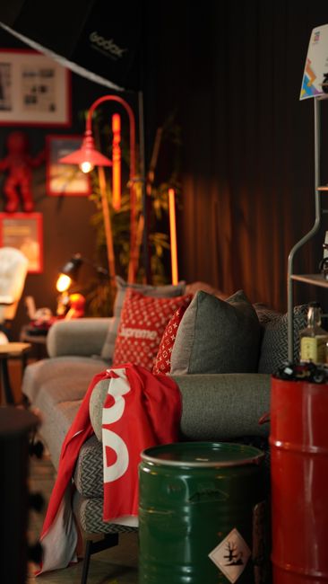 Loft cieplejszy niż beton: jak zmiękczyć industrialny styl