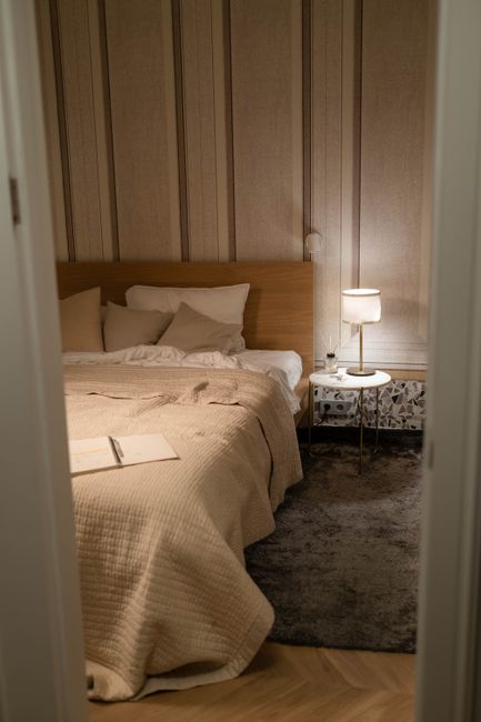 Styl hotelowy w sypialni bez sztucznego efektu